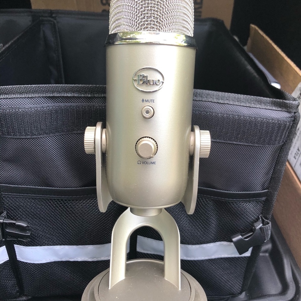 Blue Yeti USB Microphone Platinum Edition - Picture 2 of 2